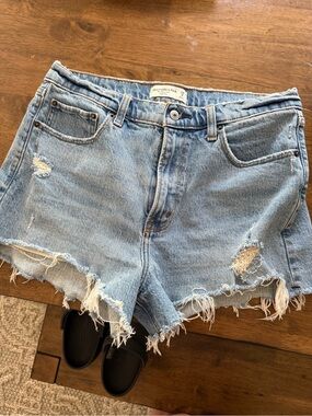 ABERCROMBIE AND FITCH DISTRESSED MOM SHORT